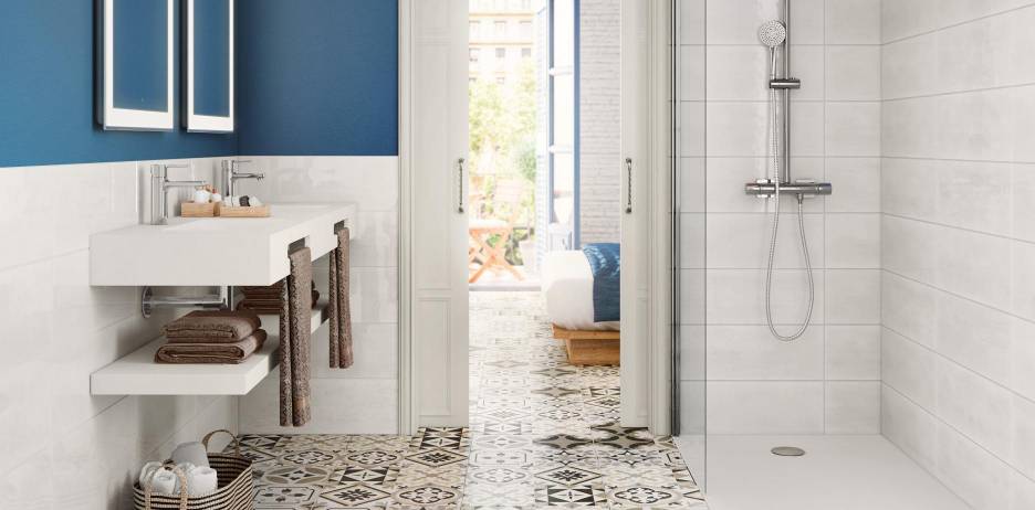 Bathroom decorated with Roca products and tiles