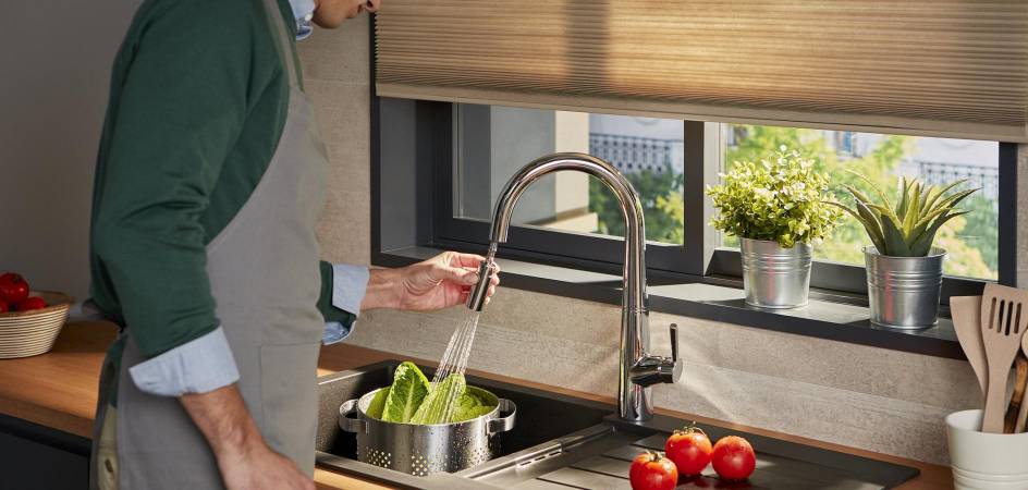 Kitchen sink mixer with retractable swivel spout